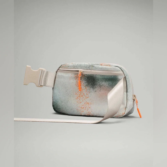 🆕🩶 Lululemon Everywhere Belt Bag - Spray Camo Silver Blue Multi Dove Grey - Picture 7 of 8